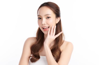 Beyaz arka planda temiz tenli güzel Asyalı kadın, yüz bakımı, yüz bakımı, kozmetoloji, güzellik ve kaplıca, Asyalı kadın portresi.