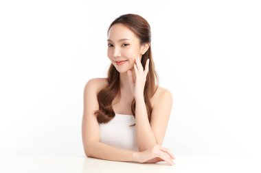 Beyaz arka planda temiz tenli güzel Asyalı kadın, yüz bakımı, yüz bakımı, kozmetoloji, güzellik ve kaplıca, Asyalı kadın portresi.