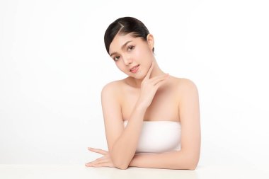 Beyaz arka planda temiz tenli güzel Asyalı kadın, yüz bakımı, yüz bakımı, kozmetoloji, güzellik ve kaplıca, Asyalı kadın portresi.