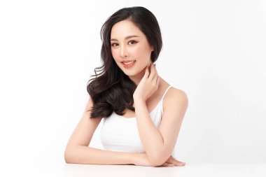 Beyaz arka planda temiz tenli güzel Asyalı kadın, yüz bakımı, yüz bakımı, kozmetoloji, güzellik ve kaplıca, Asyalı kadın portresi.