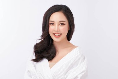 Beyaz arka planda temiz tenli güzel Asyalı kadın, yüz bakımı, yüz bakımı, kozmetoloji, güzellik ve kaplıca, Asyalı kadın portresi.