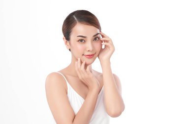 Beyaz arka planda temiz tenli güzel Asyalı kadın, yüz bakımı, yüz bakımı, kozmetoloji, güzellik ve kaplıca, Asyalı kadın portresi.