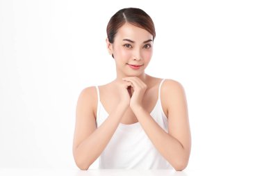 Beyaz arka planda temiz tenli güzel Asyalı kadın, yüz bakımı, yüz bakımı, kozmetoloji, güzellik ve kaplıca, Asyalı kadın portresi.