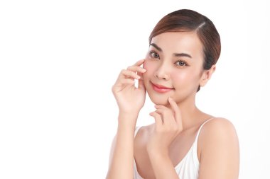 Beyaz arka planda temiz tenli güzel Asyalı kadın, yüz bakımı, yüz bakımı, kozmetoloji, güzellik ve kaplıca, Asyalı kadın portresi.