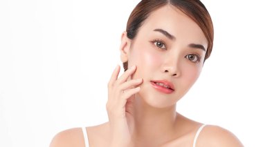 Beyaz arka planda temiz tenli güzel Asyalı kadın, yüz bakımı, yüz bakımı, kozmetoloji, güzellik ve kaplıca, Asyalı kadın portresi.