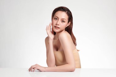 Beyaz arka planda temiz tenli güzel Asyalı kadın, yüz bakımı, yüz bakımı, kozmetoloji, güzellik ve kaplıca, Asyalı kadın portresi.