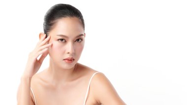 Beyaz arka planda temiz tenli güzel Asyalı kadın, yüz bakımı, yüz bakımı, kozmetoloji, güzellik ve kaplıca, Asyalı kadın portresi.