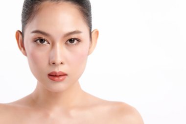 Beyaz arka planda temiz tenli güzel Asyalı kadın, yüz bakımı, yüz bakımı, kozmetoloji, güzellik ve kaplıca, Asyalı kadın portresi.