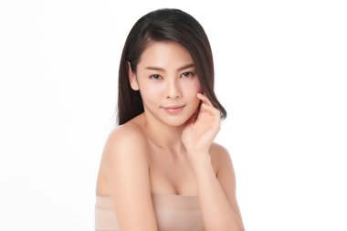 Beyaz arka planda temiz tenli güzel Asyalı kadın, yüz bakımı, yüz bakımı, kozmetoloji, güzellik ve kaplıca, Asyalı kadın portresi.
