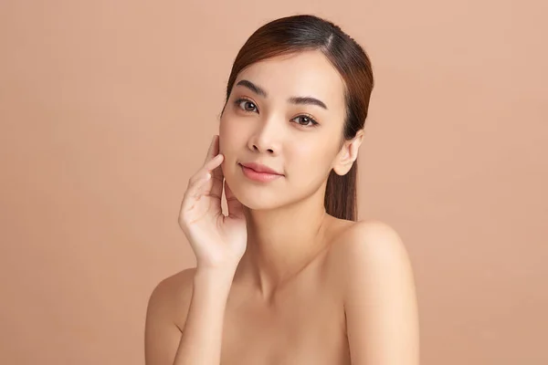 Mooie Jonge Aziatische Vrouw Met Schone Frisse Huid Beige Achtergrond — Stockfoto