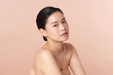 Taze bej arkaplan, yüz bakımı, yüz bakımı, kozmetoloji, güzellik ve kaplıca, Asyalı kadın portresi.