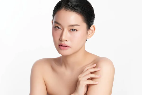 Mulher Asiática Nova Bonita Com Pele Fresca Limpa Fundo Branco — Fotografia de Stock