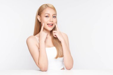 Beyaz arka planda temiz tenli güzel Asyalı kadın, yüz bakımı, yüz bakımı, kozmetoloji, güzellik ve kaplıca, Asyalı kadın portresi.