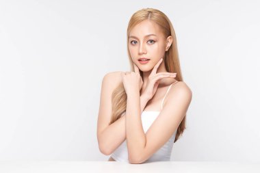 Beyaz arka planda temiz tenli güzel Asyalı kadın, yüz bakımı, yüz bakımı, kozmetoloji, güzellik ve kaplıca, Asyalı kadın portresi.