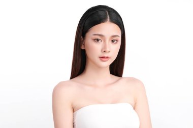 Beyaz arka planda temiz tenli güzel Asyalı kadın, yüz bakımı, yüz bakımı, kozmetoloji, güzellik ve kaplıca, Asyalı kadın portresi.
