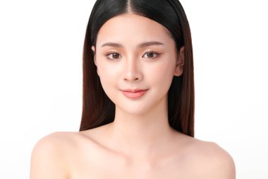 Beyaz arka planda temiz tenli güzel Asyalı kadın, yüz bakımı, yüz bakımı, kozmetoloji, güzellik ve kaplıca, Asyalı kadın portresi.