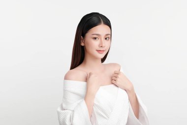 Beyaz arka planda temiz tenli güzel Asyalı kadın, yüz bakımı, yüz bakımı, kozmetoloji, güzellik ve kaplıca, Asyalı kadın portresi.