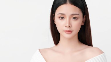 Beyaz arka planda temiz tenli güzel Asyalı kadın, yüz bakımı, yüz bakımı, kozmetoloji, güzellik ve kaplıca, Asyalı kadın portresi.