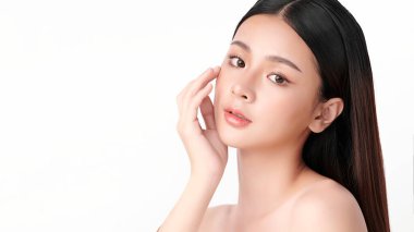 Beyaz arka planda temiz tenli güzel Asyalı kadın, yüz bakımı, yüz bakımı, kozmetoloji, güzellik ve kaplıca, Asyalı kadın portresi.