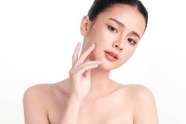 Beyaz arka planda temiz tenli güzel Asyalı kadın, yüz bakımı, yüz bakımı, kozmetoloji, güzellik ve kaplıca, Asyalı kadın portresi.