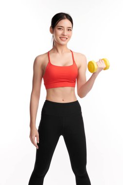 Sportif kadın egzersizleri beyaz arka plan, kuvvet ve motivasyon üzerine dambıllarla yapıyor..