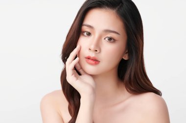 Beyaz arka planda temiz tenli güzel Asyalı kadın, yüz bakımı, yüz bakımı, kozmetoloji, güzellik ve kaplıca, Asyalı kadın portresi.