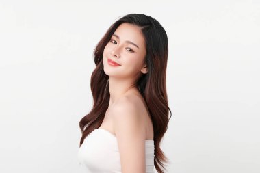 Beyaz arka planda temiz tenli güzel Asyalı kadın, yüz bakımı, yüz bakımı, kozmetoloji, güzellik ve kaplıca, Asyalı kadın portresi.