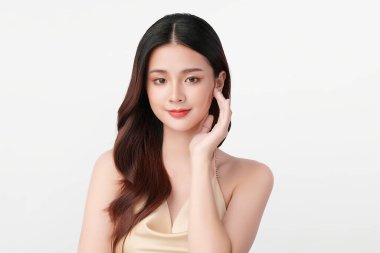 Beyaz arka planda temiz tenli güzel Asyalı kadın, yüz bakımı, yüz bakımı, kozmetoloji, güzellik ve kaplıca, Asyalı kadın portresi.
