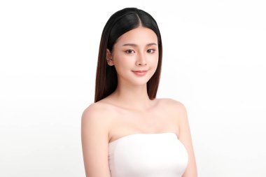 Beyaz arka planda temiz tenli güzel Asyalı kadın, yüz bakımı, yüz bakımı, kozmetoloji, güzellik ve kaplıca, Asyalı kadın portresi.