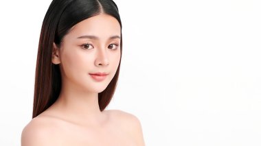 Beyaz arka planda temiz tenli güzel Asyalı kadın, yüz bakımı, yüz bakımı, kozmetoloji, güzellik ve kaplıca, Asyalı kadın portresi.