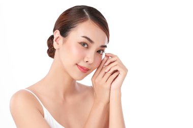 Beyaz arka planda temiz tenli güzel Asyalı kadın, yüz bakımı, yüz bakımı, kozmetoloji, güzellik ve kaplıca, Asyalı kadın portresi.