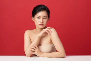 Güzel genç Asyalı kadın, kırmızı arka planda temiz ten, yüz bakımı, yüz bakımı, kozmetoloji, güzellik ve kaplıca, Asyalı kadın portresi..