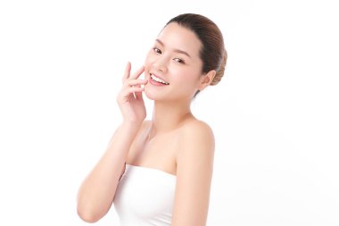Beyaz arka planda temiz tenli güzel Asyalı kadın, yüz bakımı, yüz bakımı, kozmetoloji, güzellik ve kaplıca, Asyalı kadın portresi.