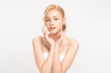 Beyaz arka planda temiz tenli güzel Asyalı kadın, yüz bakımı, yüz bakımı, kozmetoloji, güzellik ve kaplıca, Asyalı kadın portresi.