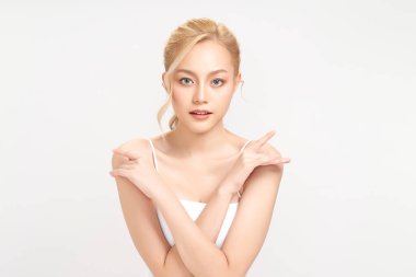 Beyaz arka planda temiz tenli güzel Asyalı kadın, yüz bakımı, yüz bakımı, kozmetoloji, güzellik ve kaplıca, Asyalı kadın portresi.