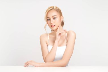 Beyaz arka planda temiz tenli güzel Asyalı kadın, yüz bakımı, yüz bakımı, kozmetoloji, güzellik ve kaplıca, Asyalı kadın portresi.