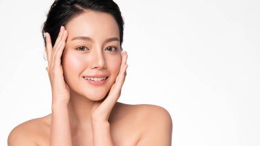 Beyaz arka planda temiz tenli güzel Asyalı kadın, yüz bakımı, yüz bakımı, kozmetoloji, güzellik ve kaplıca, Asyalı kadın portresi.