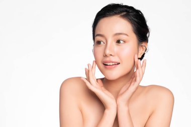 Beyaz arka planda temiz tenli güzel Asyalı kadın, yüz bakımı, yüz bakımı, kozmetoloji, güzellik ve kaplıca, Asyalı kadın portresi.
