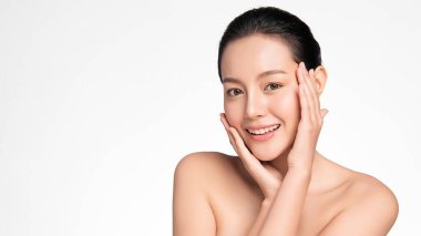 Beyaz arka planda temiz tenli güzel Asyalı kadın, yüz bakımı, yüz bakımı, kozmetoloji, güzellik ve kaplıca, Asyalı kadın portresi.