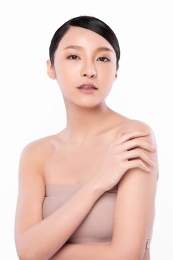 Beyaz arka planda temiz tenli güzel Asyalı kadın, yüz bakımı, yüz bakımı, kozmetoloji, güzellik ve kaplıca, Asyalı kadın portresi.