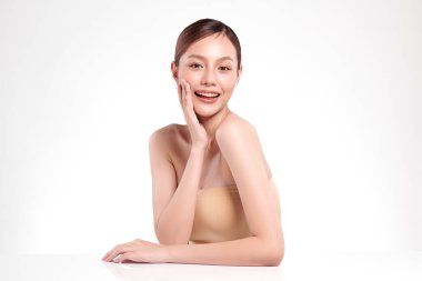Beyaz arka planda temiz tenli güzel Asyalı kadın, yüz bakımı, yüz bakımı, kozmetoloji, güzellik ve kaplıca, Asyalı kadın portresi.