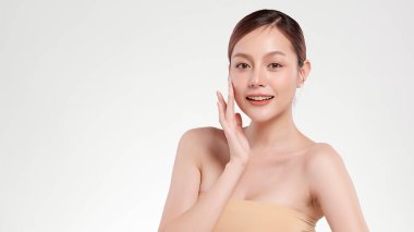 Beyaz arka planda temiz tenli güzel Asyalı kadın, yüz bakımı, yüz bakımı, kozmetoloji, güzellik ve kaplıca, Asyalı kadın portresi.