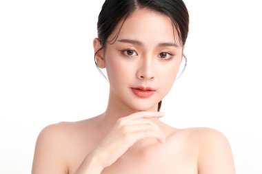 Beyaz arka planda temiz tenli güzel Asyalı kadın, yüz bakımı, yüz bakımı, kozmetoloji, güzellik ve kaplıca, Asyalı kadın portresi.