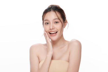 Beyaz arka planda temiz tenli güzel Asyalı kadın, yüz bakımı, yüz bakımı, kozmetoloji, güzellik ve kaplıca, Asyalı kadın portresi.