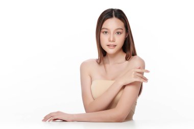 Beyaz arka planda temiz tenli güzel Asyalı kadın, yüz bakımı, yüz bakımı, kozmetoloji, güzellik ve kaplıca, Asyalı kadın portresi.