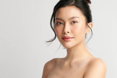 Beyaz arka planda temiz tenli güzel Asyalı kadın, yüz bakımı, yüz bakımı, kozmetoloji, güzellik ve kaplıca, Asyalı kadın portresi.