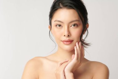 Beyaz arka planda temiz tenli güzel Asyalı kadın, yüz bakımı, yüz bakımı, kozmetoloji, güzellik ve kaplıca, Asyalı kadın portresi.