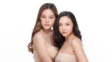 Beyaz arka planda temiz tenli iki güzel Asyalı kadın, yüz bakımı, yüz bakımı, kozmetoloji, güzellik ve kaplıca, Asyalı kadın portresi..