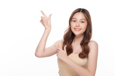 Beyaz arka planda temiz tenli güzel Asyalı kadın, yüz bakımı, yüz bakımı, kozmetoloji, güzellik ve kaplıca, Asyalı kadın portresi.