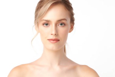 Beyaz arka planda temiz tenli güzel bir kadın, yüz bakımı, yüz bakımı, kozmetoloji, güzellik ve kaplıca, kadın portresi..